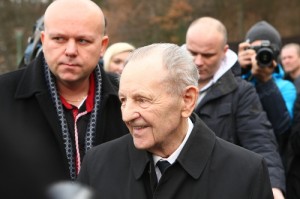 http://www.topky.sk/cl/10/1377713/ Miloš Jakeš má v súčasnosti 91 rokov 
