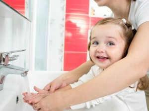 Najlepšími a neškodnými prostriedkami pre udržiavanie čistoty tela sú dobré mydlo a voda. Autor: SHUTTERSTOCK 